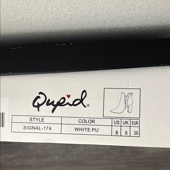 Qupid White Heeled Boots with Chunky Heel - Picture 6 of 6